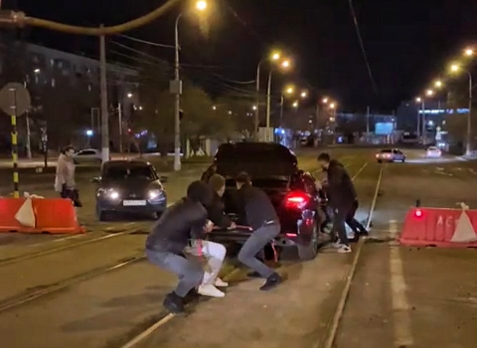 На юге Волгограда водитель Lada застрял в яме на закрытом на ремонт мосту